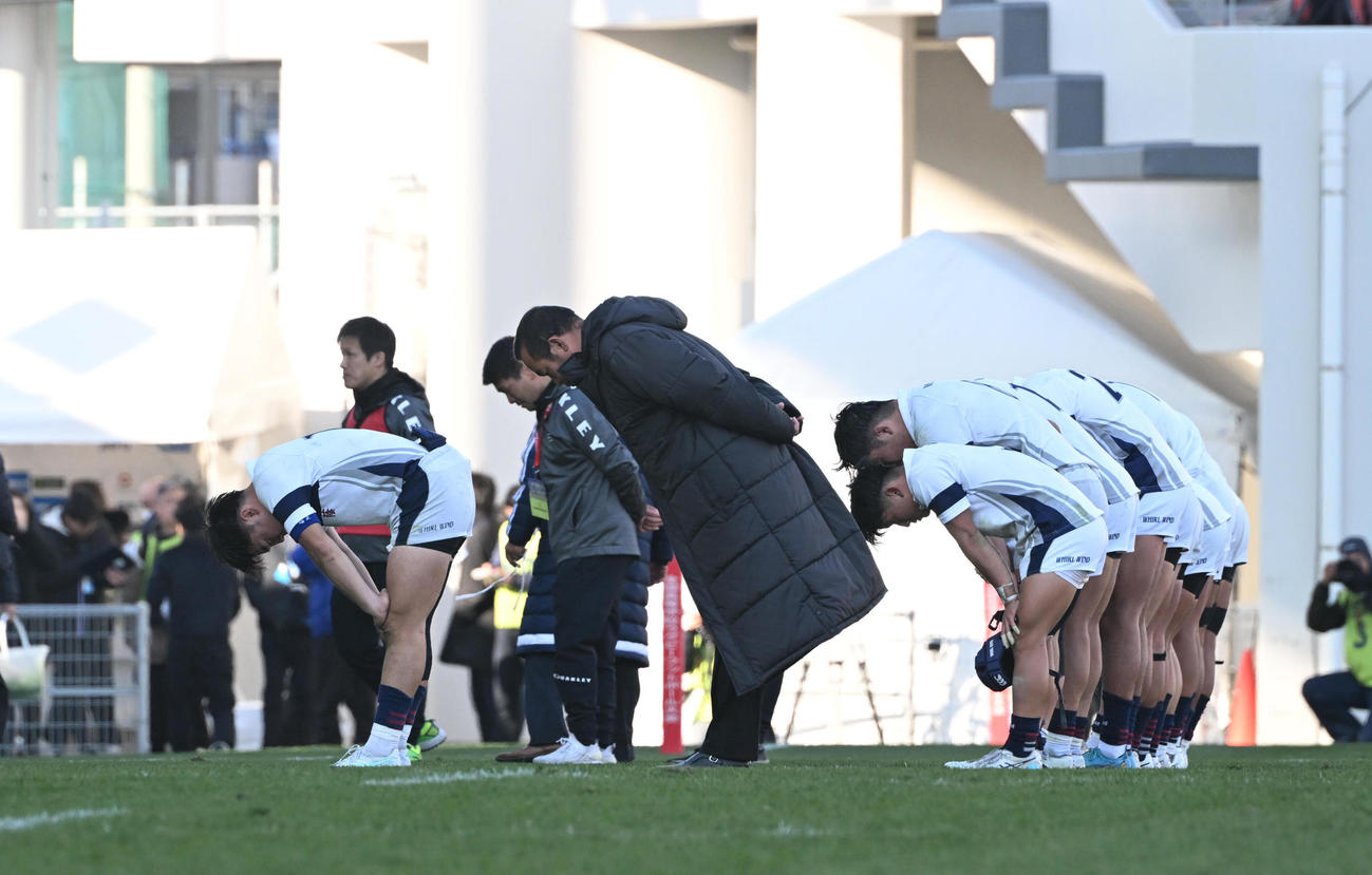 大阪桐蔭対桐蔭学園　桐蔭学園に敗れうなだれる大阪桐蔭の選手ら（撮影・和賀正仁）