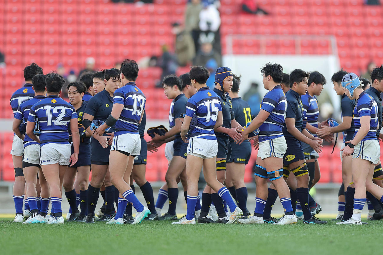 国学院栃木対石見智翠館　試合後、健闘をたたえ合う両チームの選手たち（撮影・前田充）