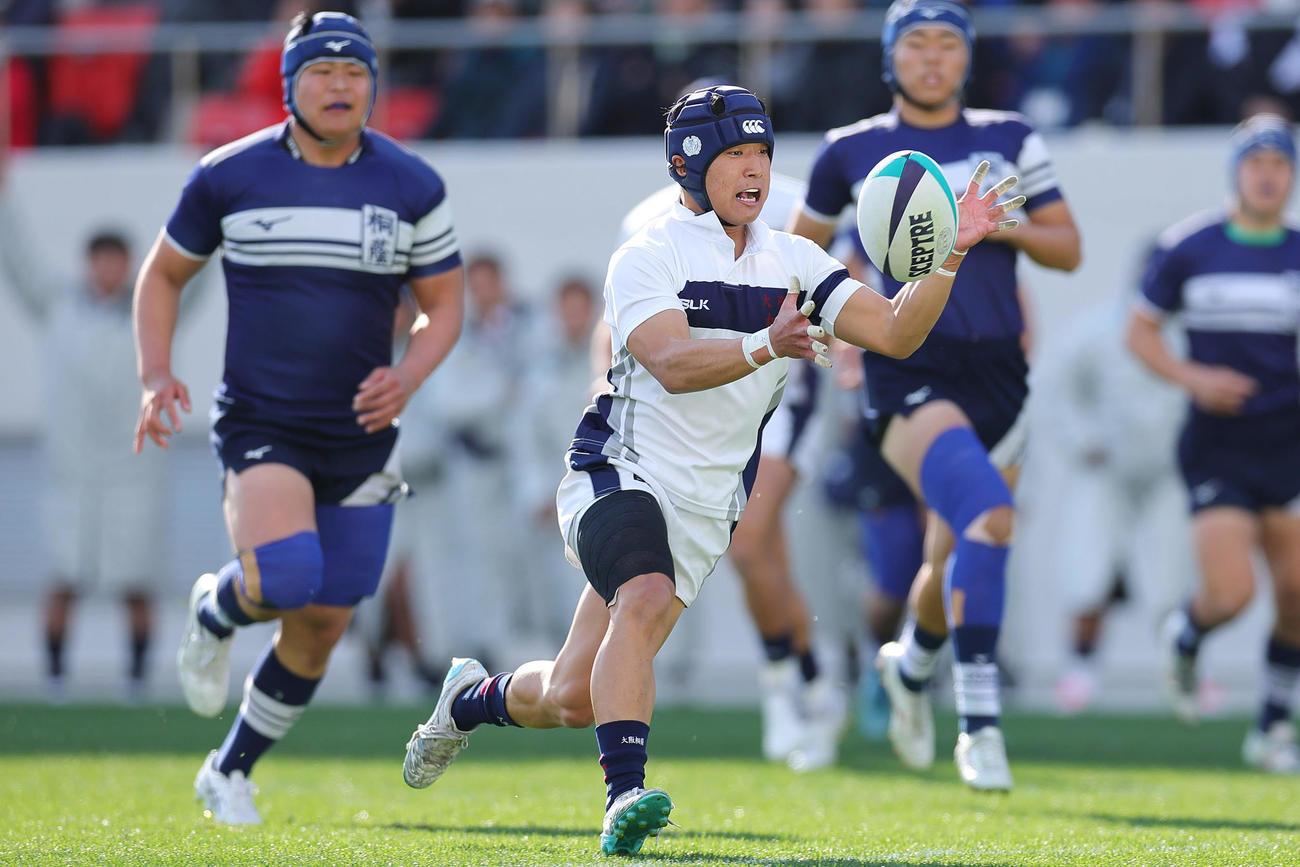 大阪桐蔭対桐蔭学園　前半、キックパスを受けトライを決める大阪桐蔭・川端（中央）（撮影・前田充）
