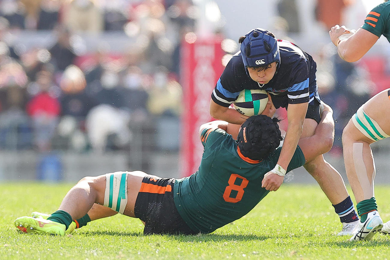 東海大大阪仰星対東福岡　前半、タックルで相手を止める東福岡・古田主将（撮影・前田充）