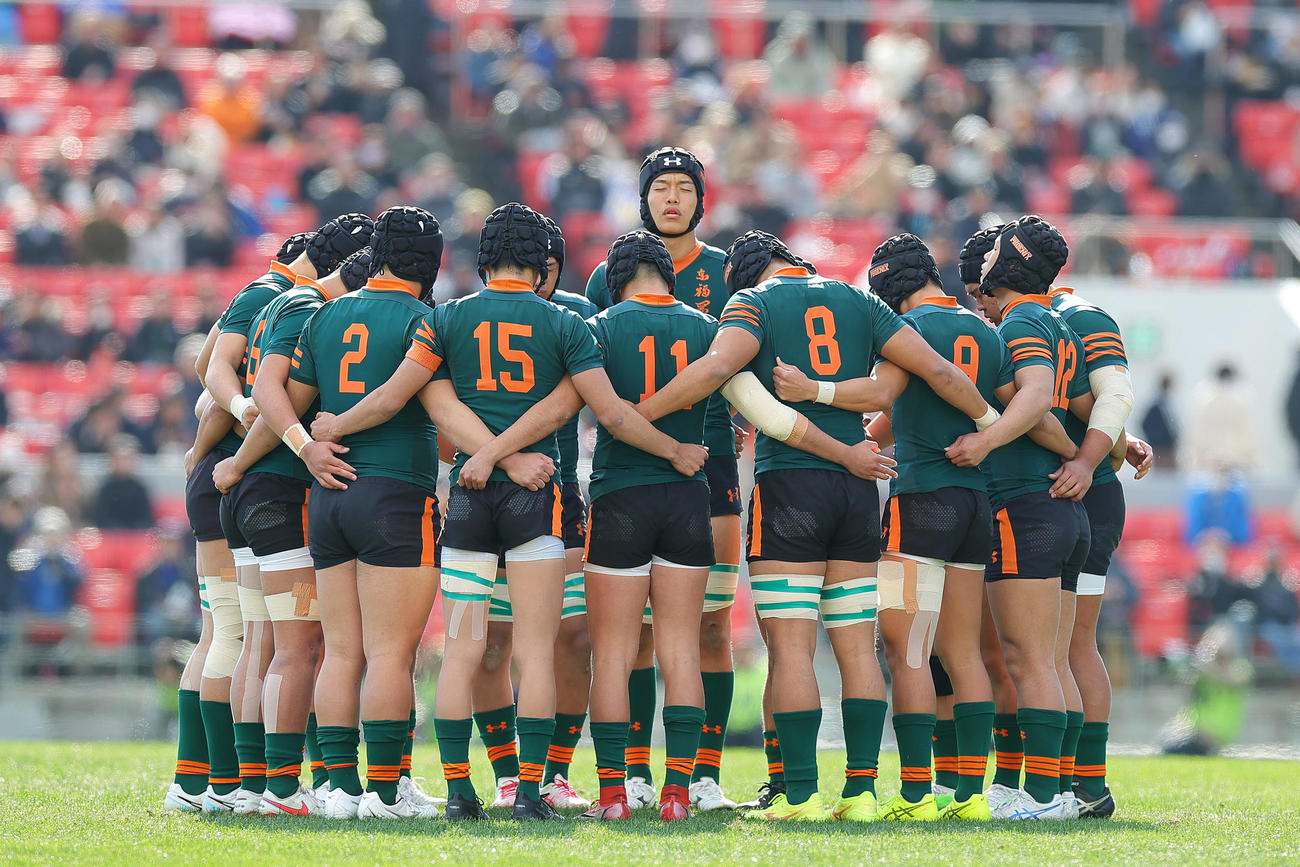 東海大大阪仰星対東福岡　試合前、円陣を組み集中する東福岡の選手たち（撮影・前田充）