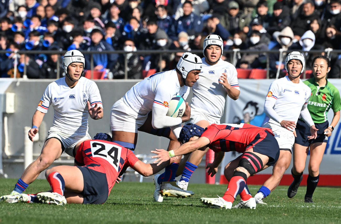 大分東明対常翔学園　後半、イリエサの突進に低いタックルで倒す常翔学園の選手ら（撮影・和賀正仁）