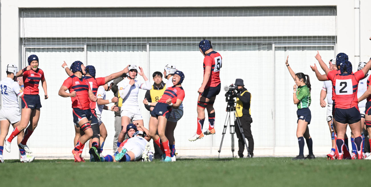 大分東明対常翔学園　後半、正脇が逆転トライを挙げ喜ぶ常翔学園の選手ら（撮影・和賀正仁）