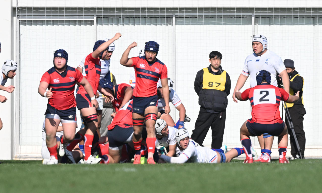 大分東明対常翔学園　後半、井本がトライを奪い喜ぶ常翔学園の選手ら（撮影・和賀正仁）