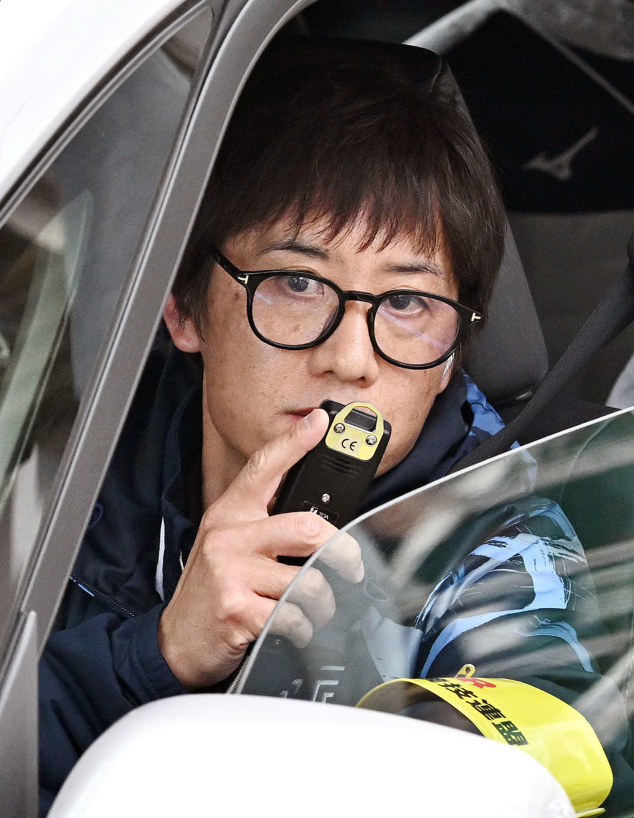 鶴見中継所で選手に声をかける東洋大・酒井監督（撮影・滝沢徹郎）