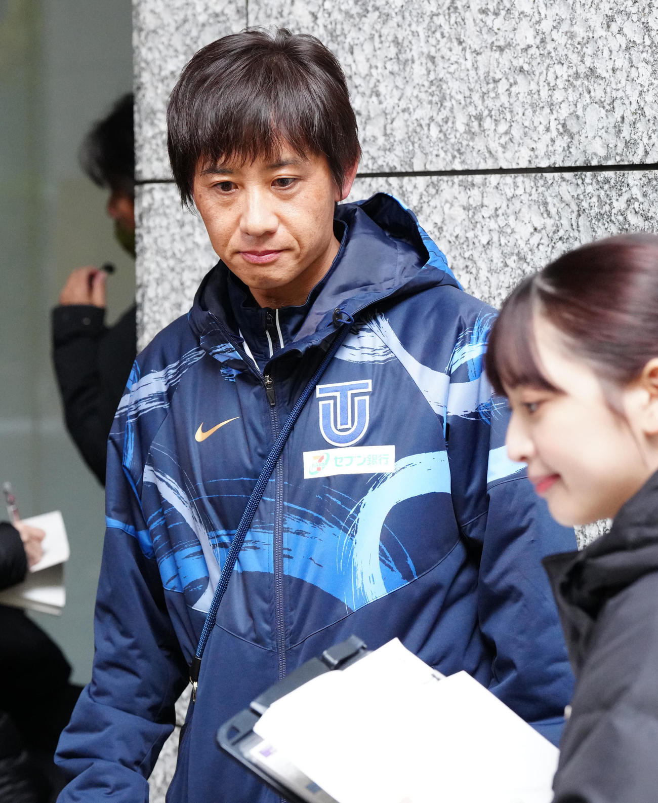 インタビューに応じる東洋大・酒井監督（撮影・江口和貴）