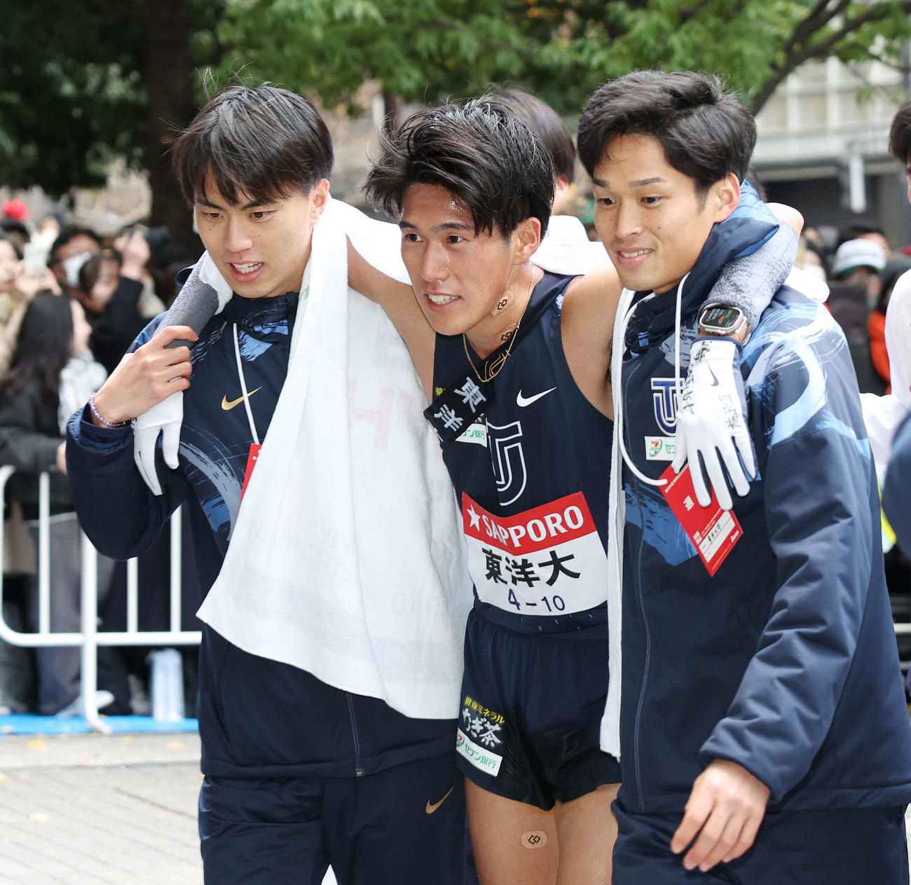 総合9位でゴールし仲間の肩を借りる東洋大10区薄根（中央）（撮影・宮地輝）