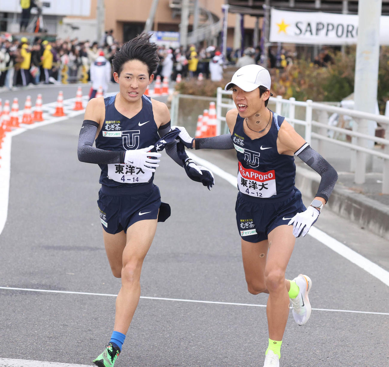 第101回箱根駅伝　復路　平塚中継所でタスキをつなぐ東洋大7区の内堀勇（左）と東洋大8区の網本佳悟（代表撮影）