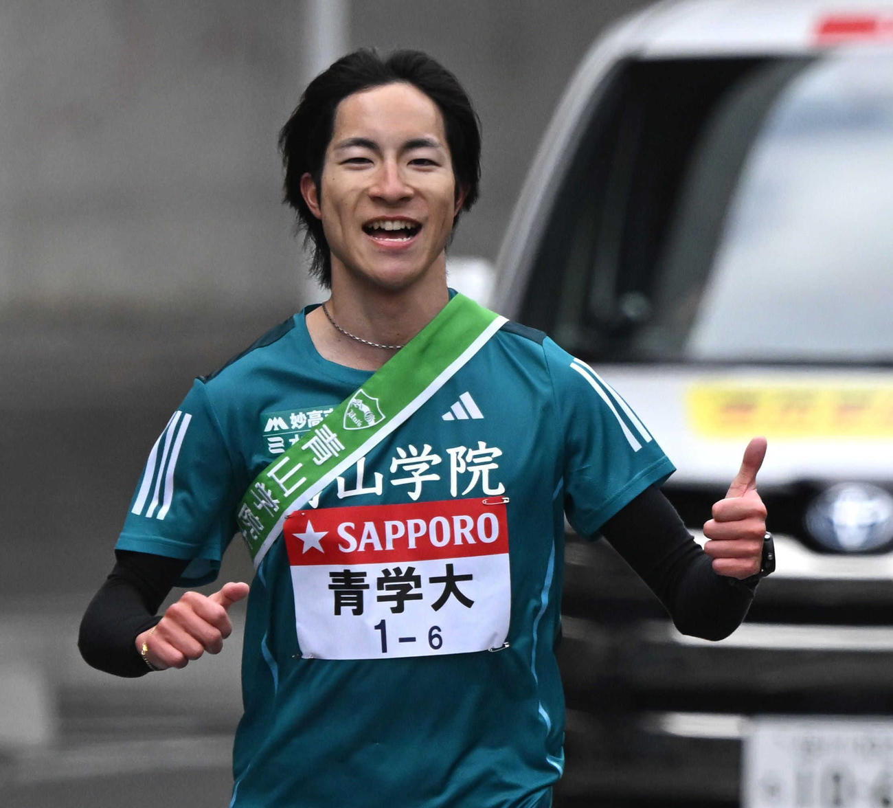 第101回箱根駅伝　復路　声援に応えて親指を立てる青学大6区野村昭夢（代表撮影）
