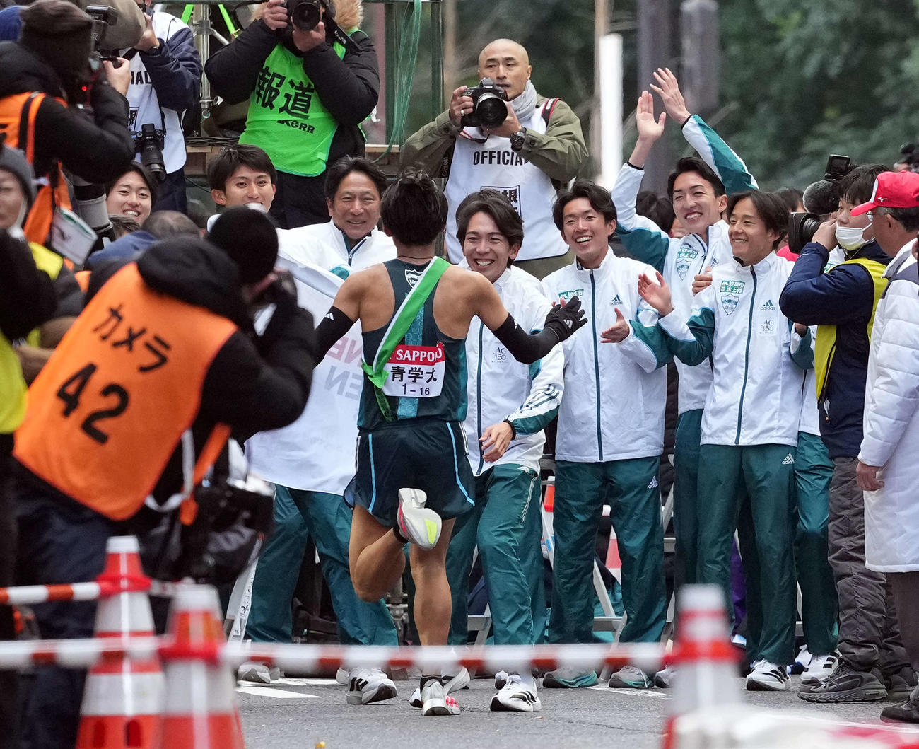 青学大アンカー小河原のゴールを迎える選手たち。左から2人目は原監督（撮影・たえ見朱実）