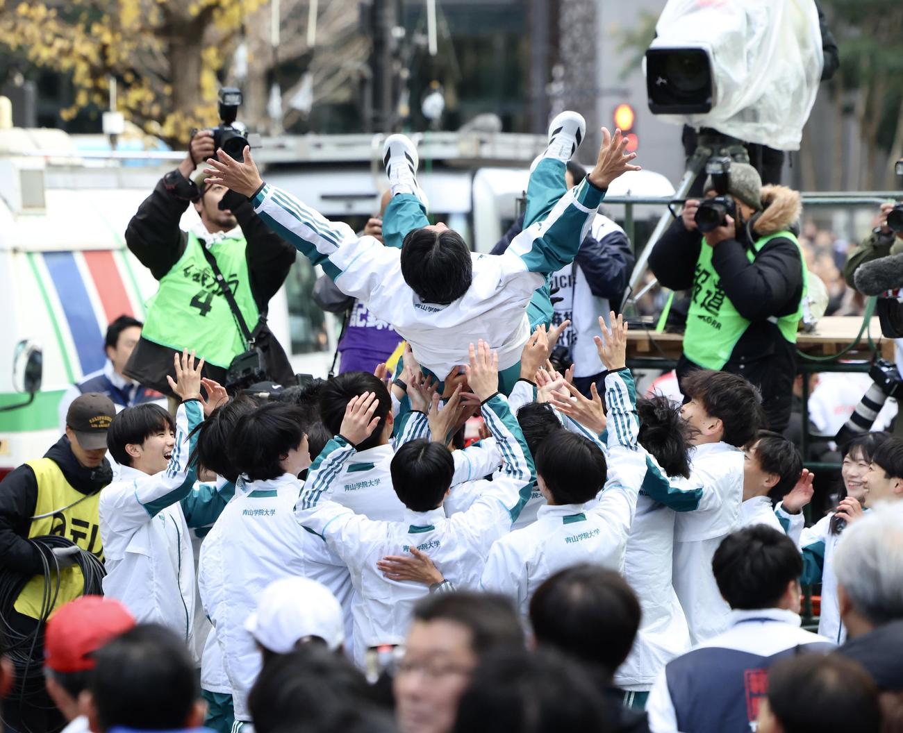 総合優勝を果たし、選手たちから胴上げの祝福を受ける青学大・原監督（撮影・河田真司）