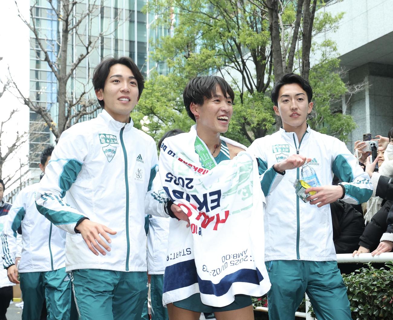 総合優勝を決め、笑顔で引き揚げる青学大10区小河原（中央）（撮影・河田真司）