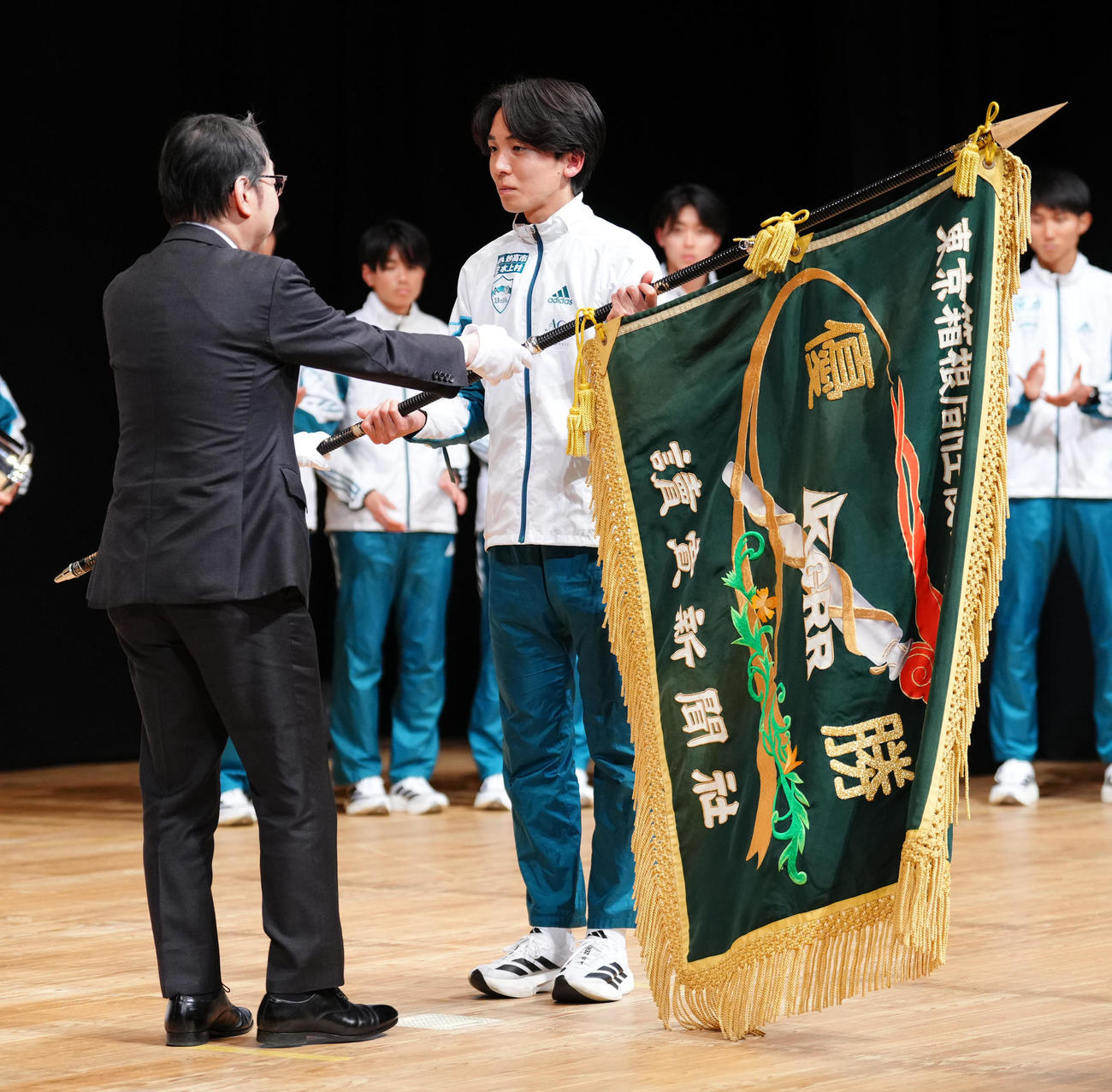 第101回箱根駅伝　優勝旗を受け取る青学大・鶴川正也（代表撮影）