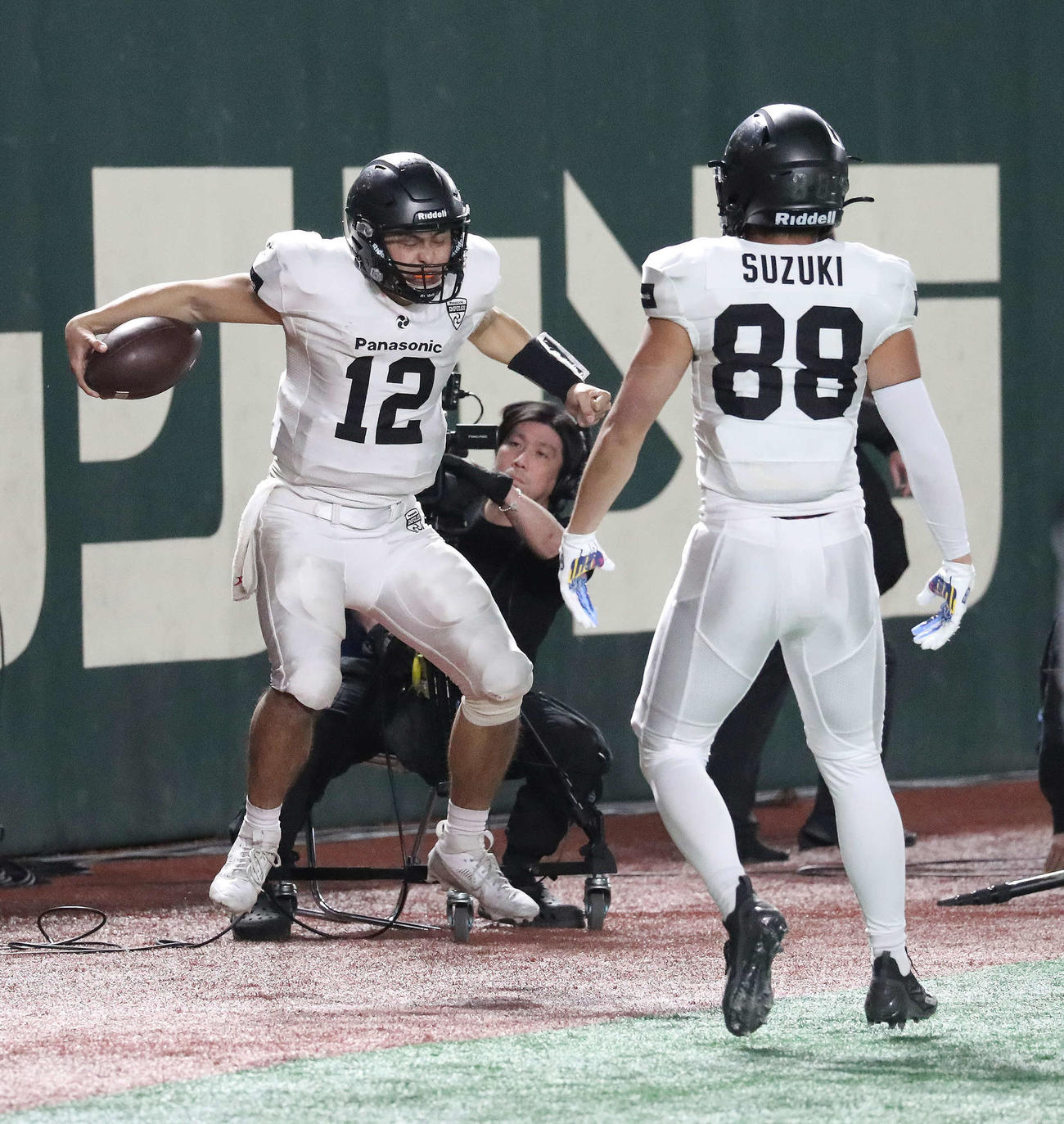 富士通対パナソニック　第4Q、パナソニックQB荒木（左）が自ら走り込んでTDを決めて喜ぶ（撮影・丹羽敏通）