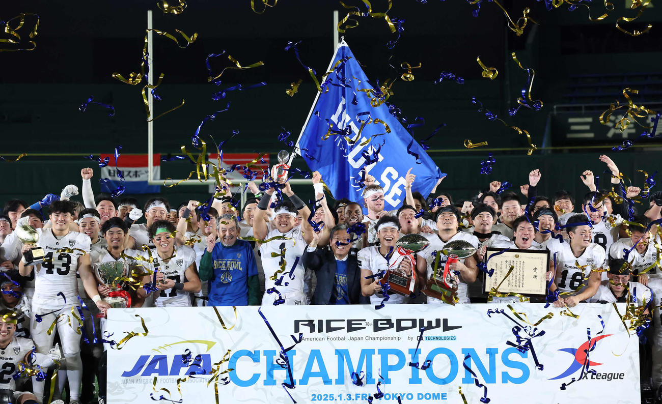 富士通対パナソニック　9年ぶりに王座を奪回したパナソニックの選手たち（撮影・丹羽敏通）
