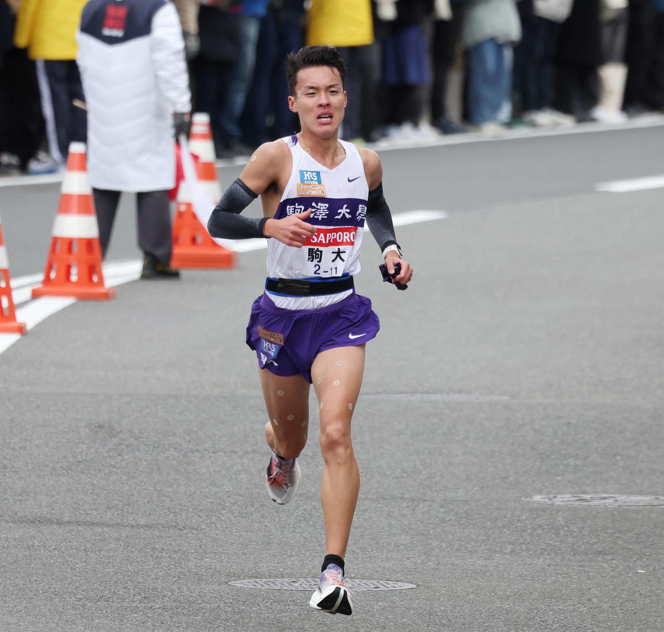 平塚中継所手前を力走する駒大7区佐藤（撮影・宮地輝）