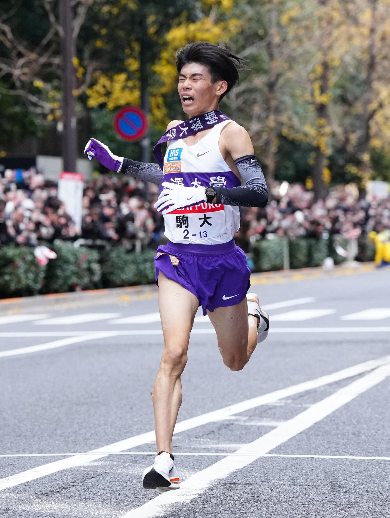 総合2位でゴールする駒大10区小山（撮影・江口和貴）