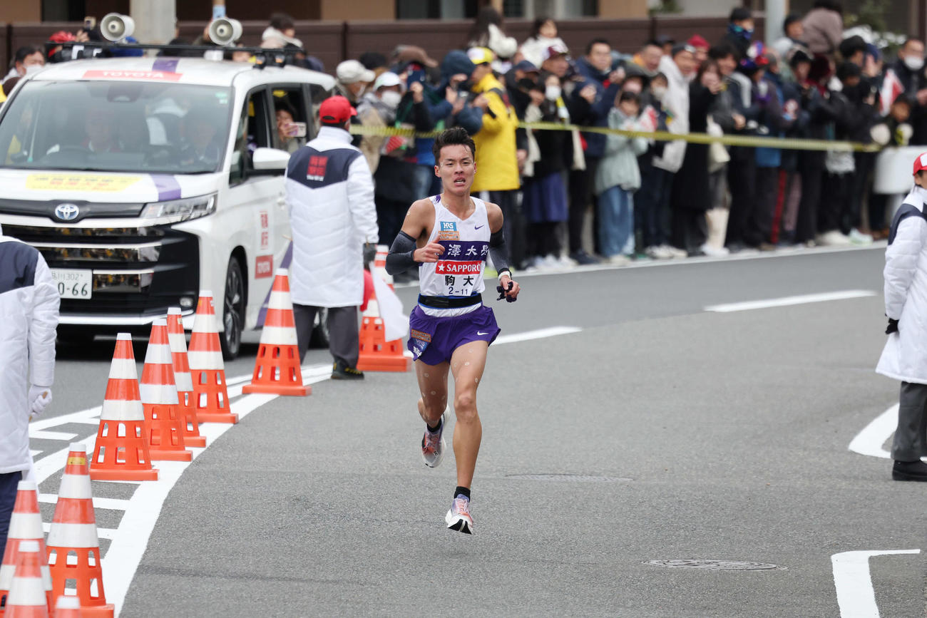 平塚中継所手前を力走する駒大7区佐藤（撮影・宮地輝）
