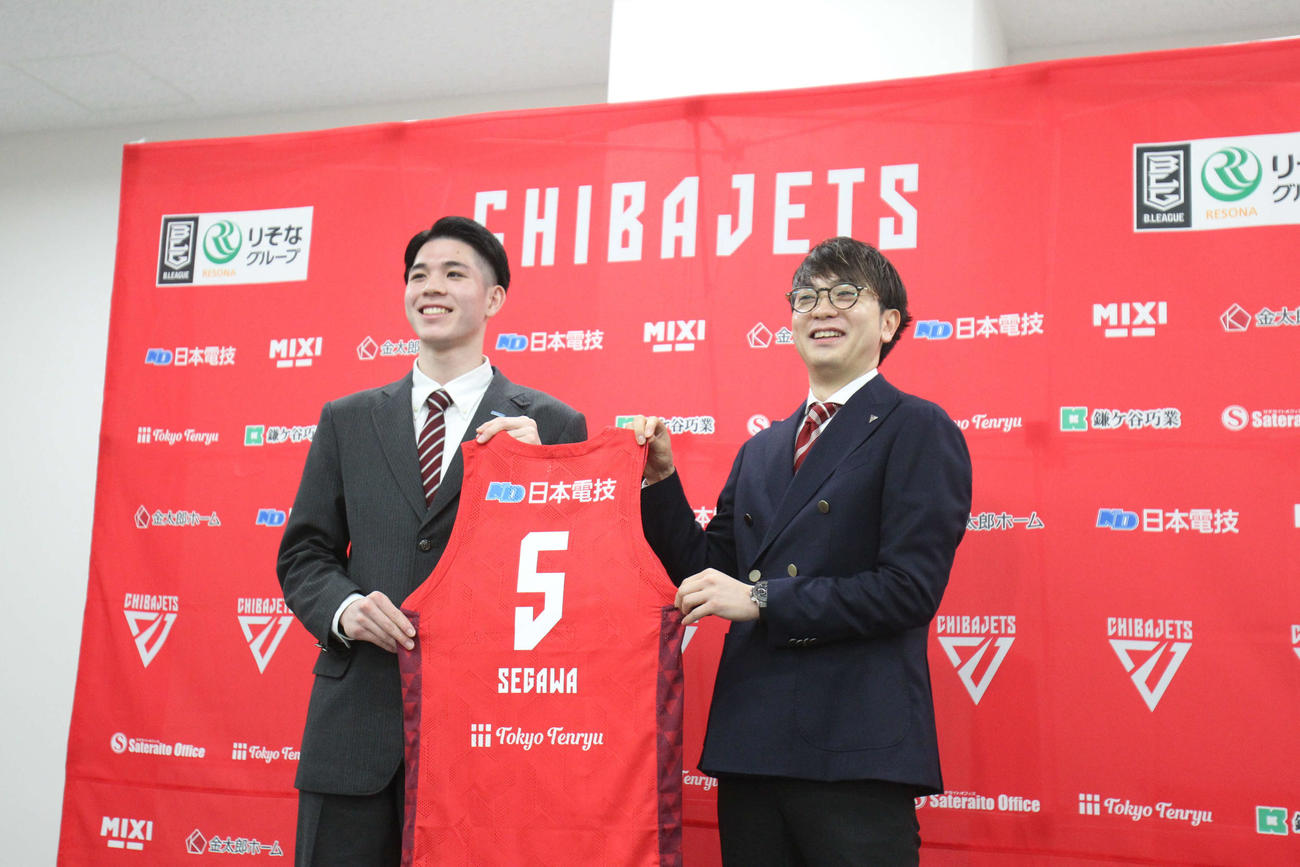 Bリーグ1部（B1）千葉ジェッツへの入団を発表した京都・東山高の瀬川琉久。右は千葉Jの池内GM（撮影・沢田啓太郎）