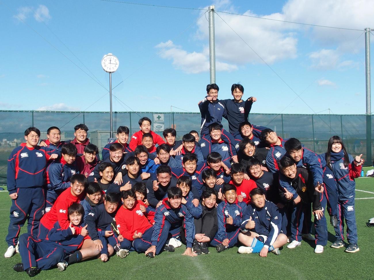 準決勝前日調整を終えて集合写真に収まる常翔学園フィフティーン（撮影・永田淳）