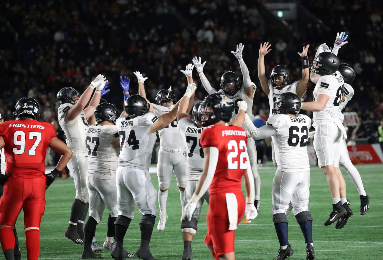 富士通対パナソニック　9年ぶりに王座を奪回して喜ぶパナソニックの選手たち（2025年1月3日撮影）