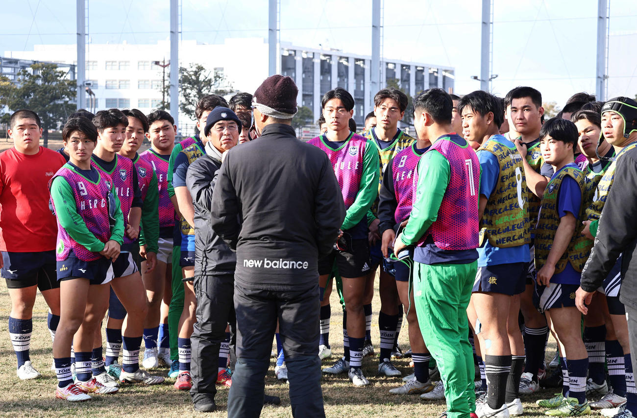 練習後に集まる桐蔭学園の選手ら（撮影・竹本穂乃加）