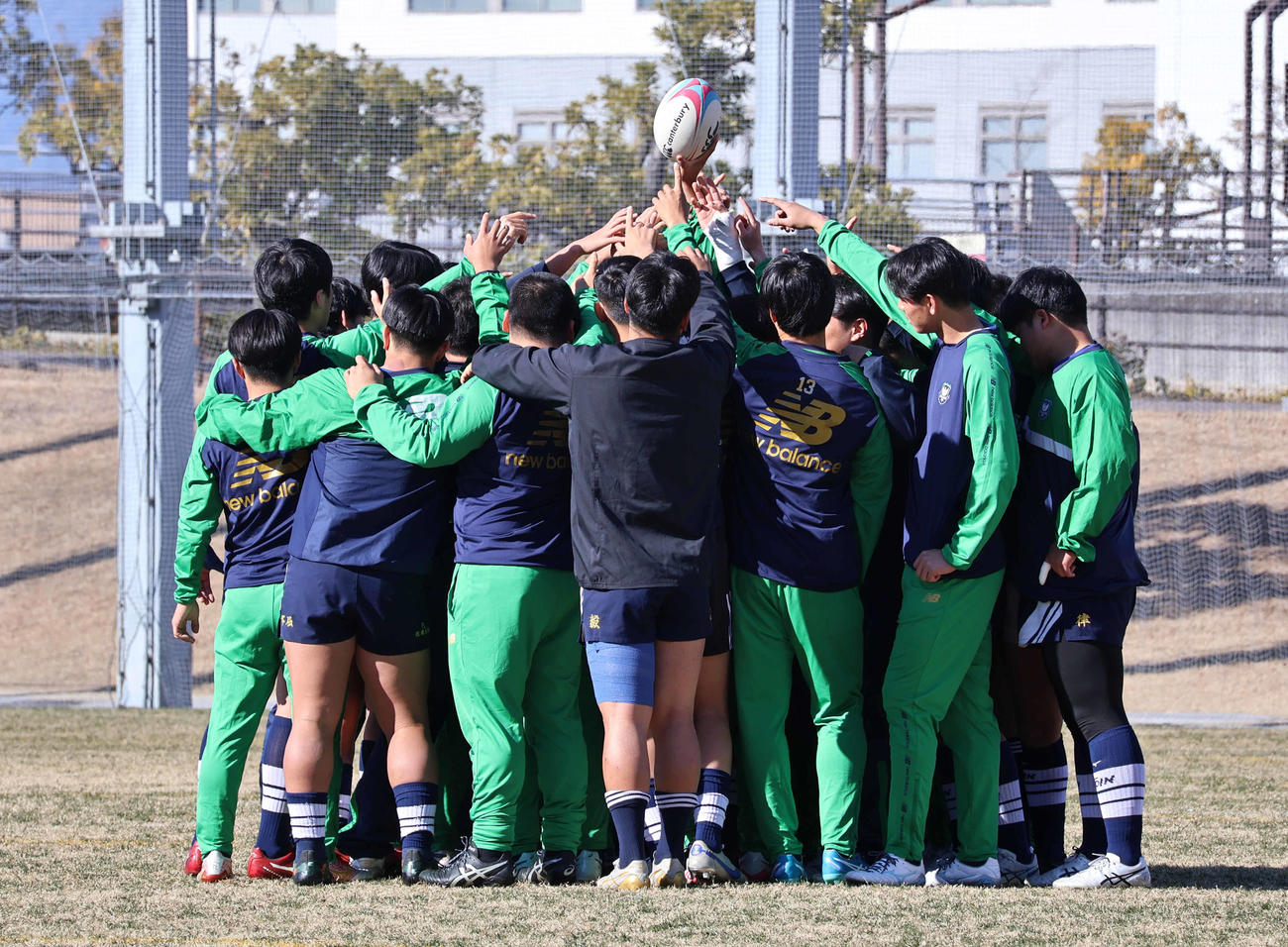 練習の最初に、グラウンドで集まる桐蔭学園の選手（撮影・竹本穂乃加）