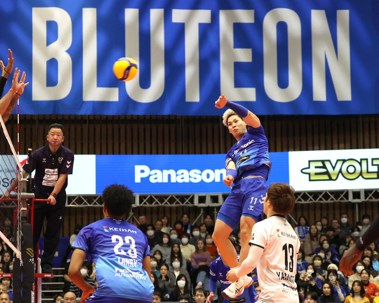 大阪B対愛知　第4セット、アタックを決める大阪B西田（撮影・白石智彦）