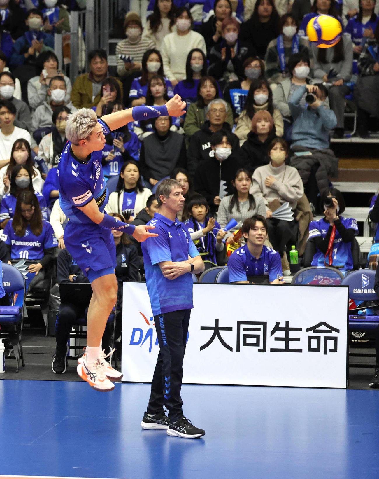 大阪B対愛知　第3セット、サービスエースを放つ大阪B西田（撮影・白石智彦）