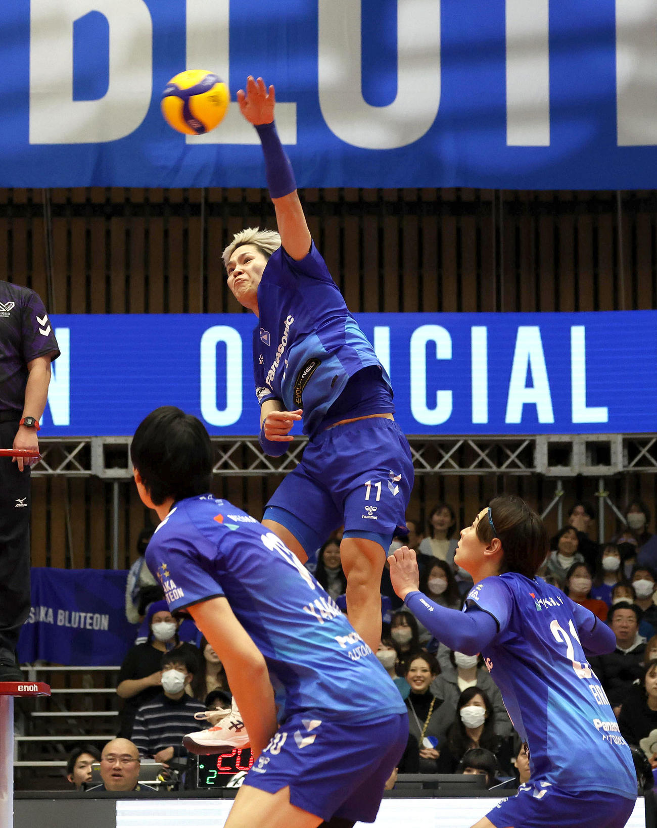 大阪B対愛知　第2セット、アタックを決める大阪B西田（撮影・白石智彦）