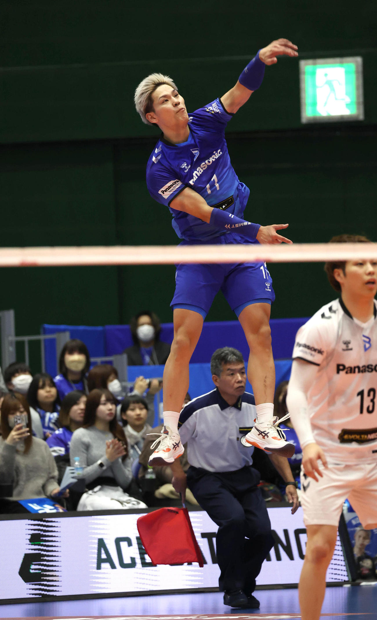 大阪B対愛知　第1セット、サーブを放つ大阪B西田（撮影・白石智彦）