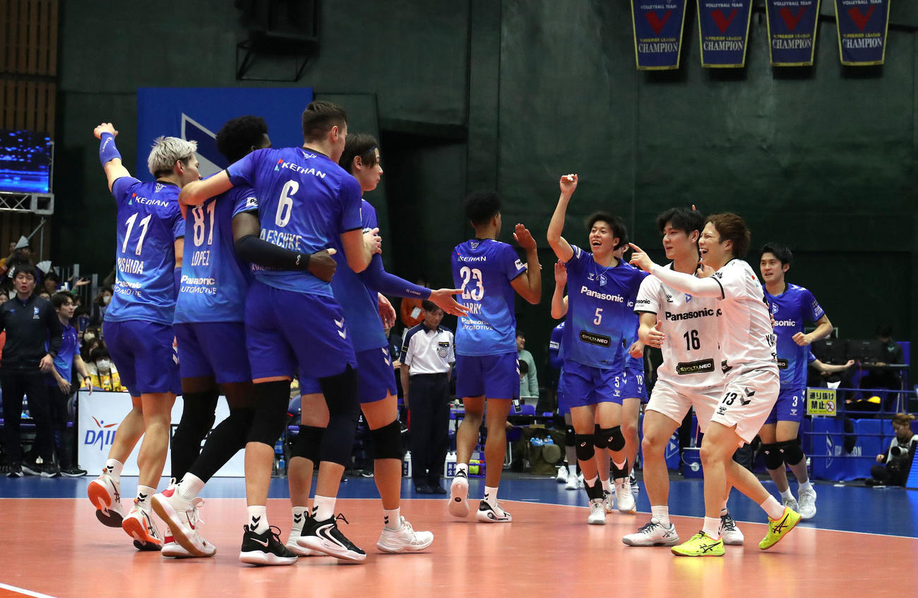 大阪B対愛知　愛知に勝利して喜ぶ大阪Bの選手（撮影・白石智彦）