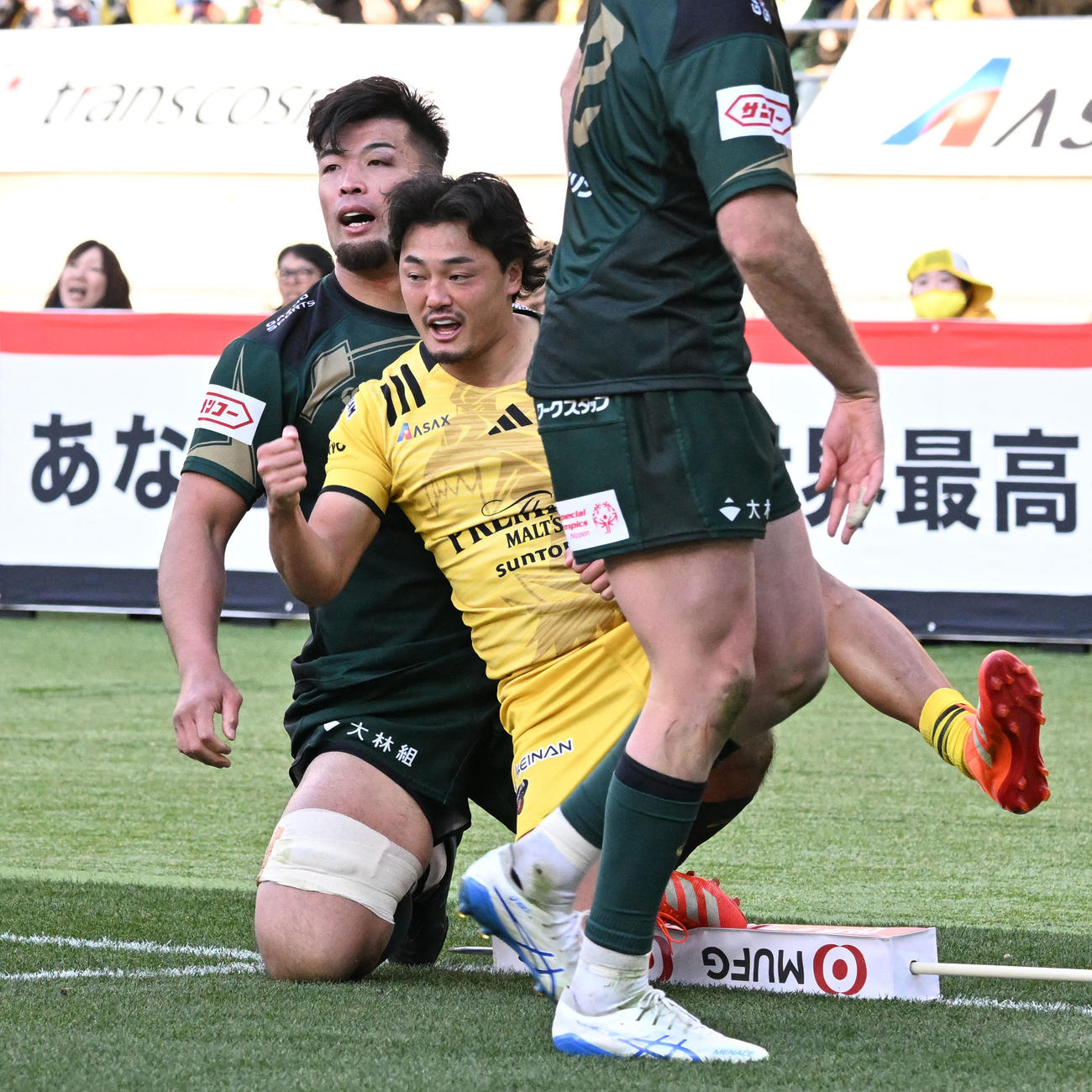 東京SG対トヨタ　後半、自信2つ目のトライを決め、ガッツポーズする東京SG尾崎（撮影・千葉一成）