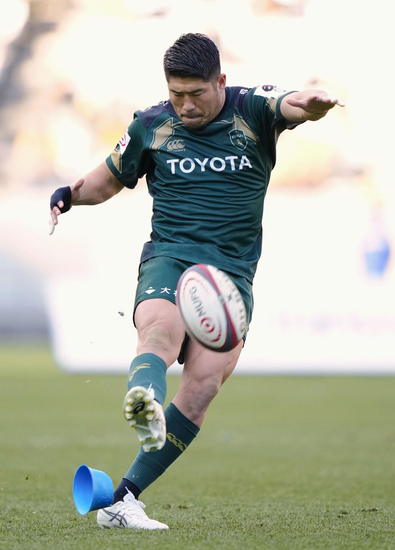 東京SG―トヨタ　前半、PGを決めるトヨタ松田（共同）