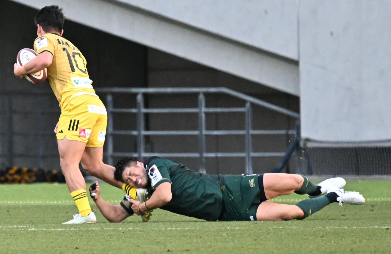 東京SG対トヨタ　前半、タックルするトヨタ松田（撮影・千葉一成）