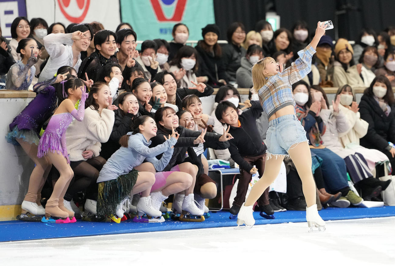 華麗な演技を披露し最後に写真撮影をする坂本花織（撮影・森本幸一）