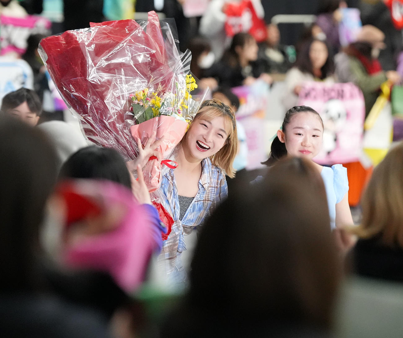 フィナーレで観客から花束を受け取る坂本花織（中央）（撮影・森本幸一）