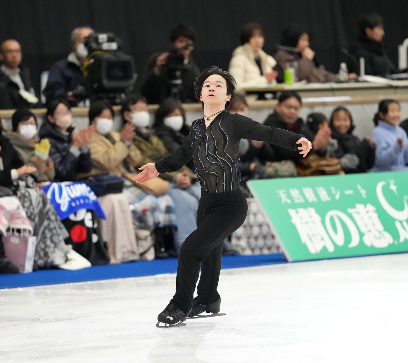 華麗な演技を披露する鍵山優真（撮影・森本幸一）