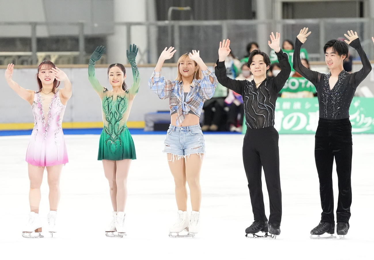 フィナーレで観客に手を振る（左から）樋口新葉、島田麻央、坂本花織、鍵山優真、壷井達也（撮影・森本幸一）