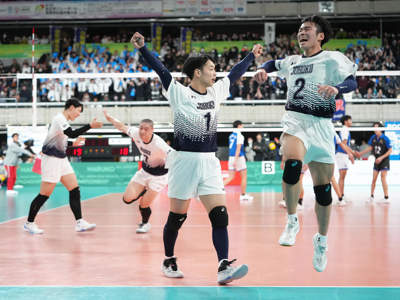 山形城北対都城工　第2セット、得点を奪い喜ぶ山形城北の選手たち（撮影・足立雅史）