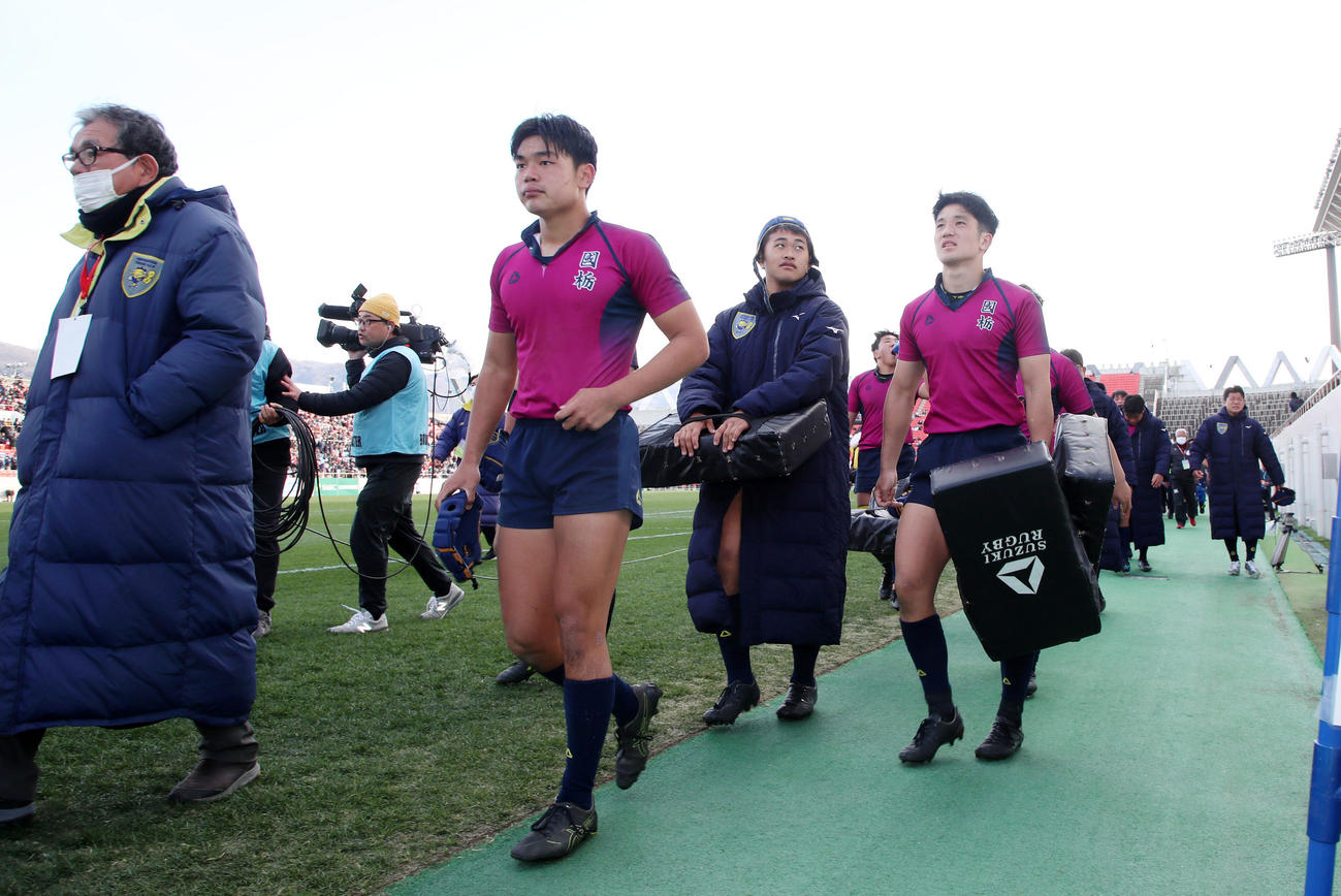 国学院栃木対桐蔭学園　桐蔭学園に敗れ引き揚げる国学院栃木フィフティーン（撮影・加藤哉）