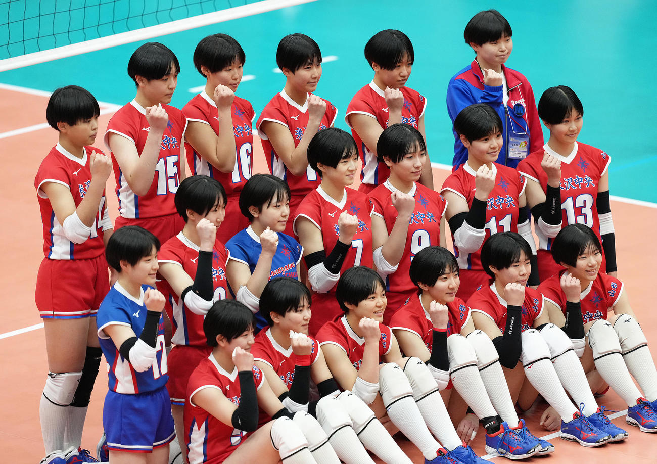 米沢中央対日南学園　試合前、記念撮影する米沢中央の選手ら（撮影・足立雅史）