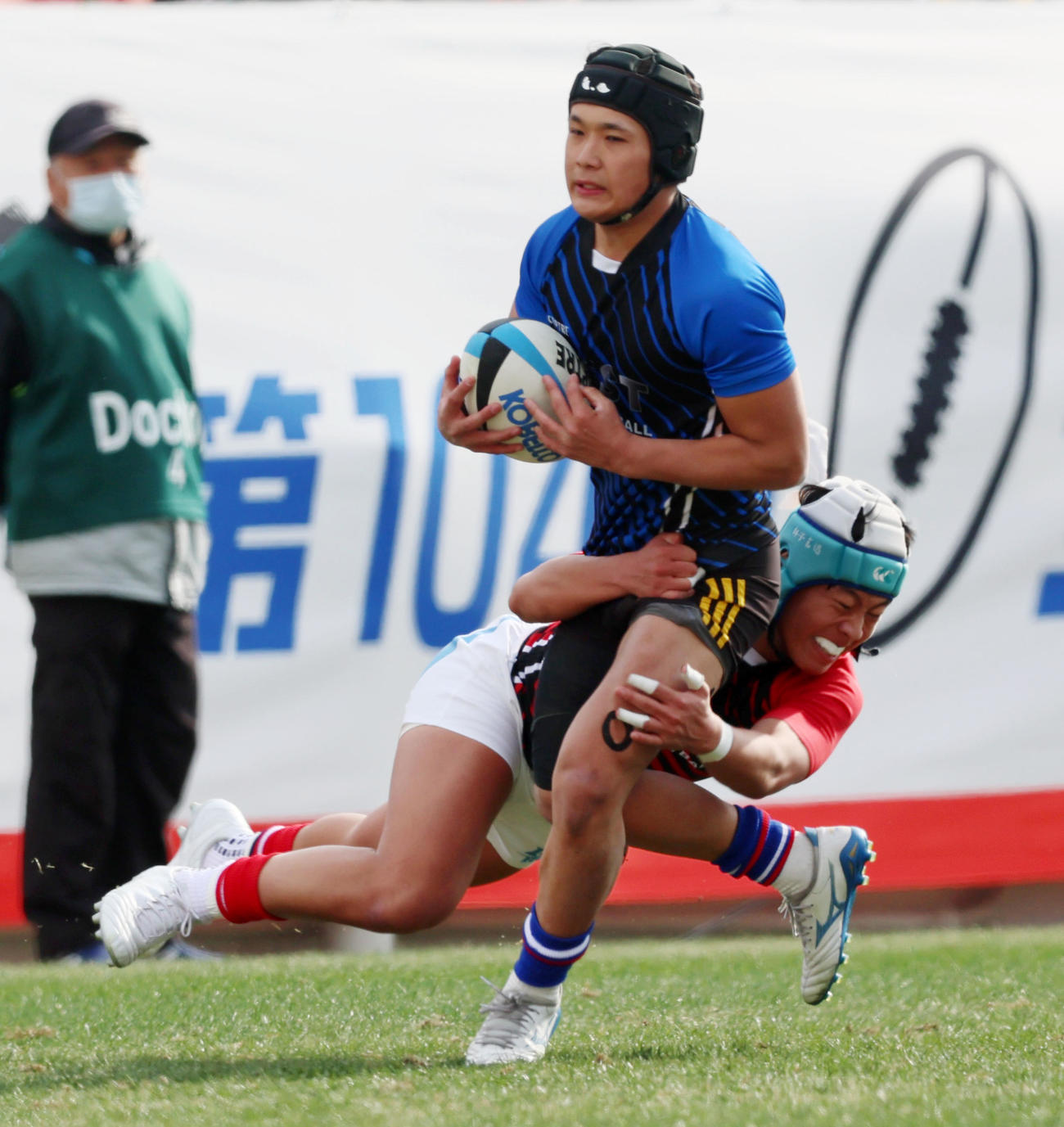 U18東西対抗　東軍対西軍　前半、相手にタックルする東軍・田島　（撮影・加藤哉）