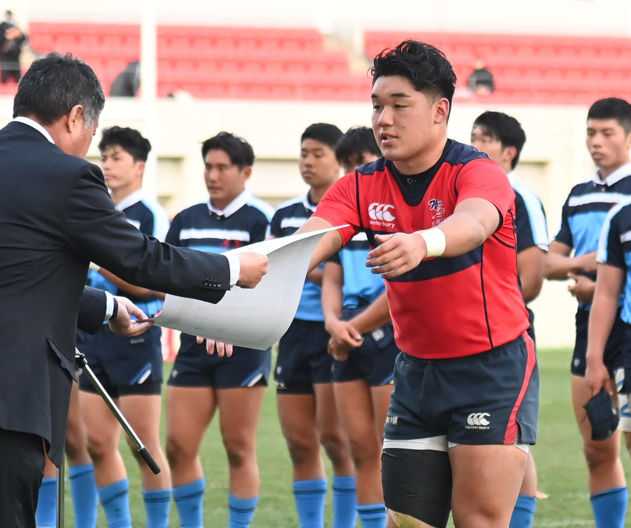 歳104回全国高校ラグビー準決勝　3位の表彰を授与される常翔学園・井本主将（撮影・石井愛子）