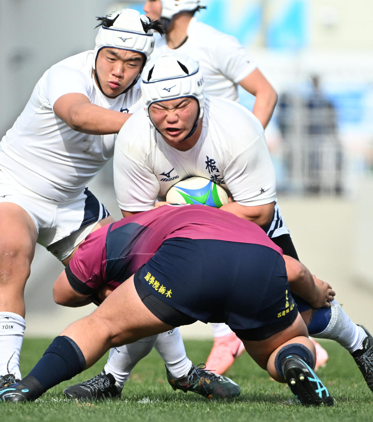 国学院栃木対桐蔭学園　前半、タックルを受けながらも突進する桐蔭学園・喜（撮影・石井愛子）