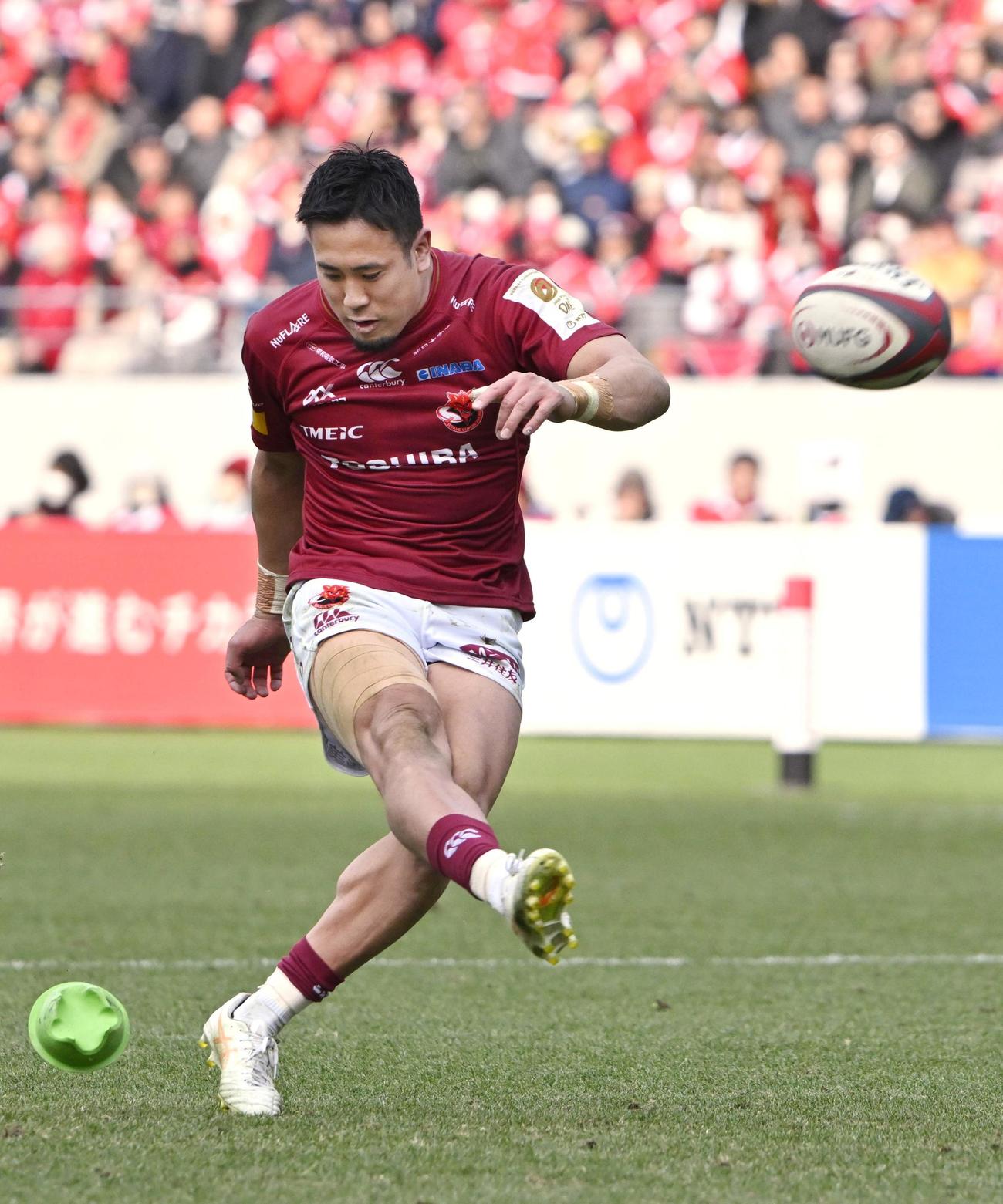 BL東京－神戸　後半、トライ後のゴールを決めるBL東京SO松永（共同）