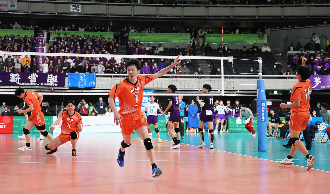 札幌大谷対天理　第1S、得点を奪い喜ぶ札幌大谷・内山（中央）（撮影・足立雅史）