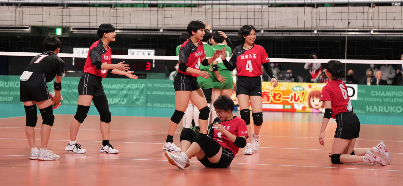 八王子実践対旭川志峯　ポイントを奪われ肩を落とす旭川志峯の選手たち（撮影・鈴木みどり）