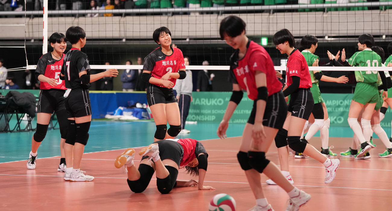 八王子実践対旭川志峯　ポイントを奪われ肩を落とす旭川志峯の選手たち（撮影・鈴木みどり）