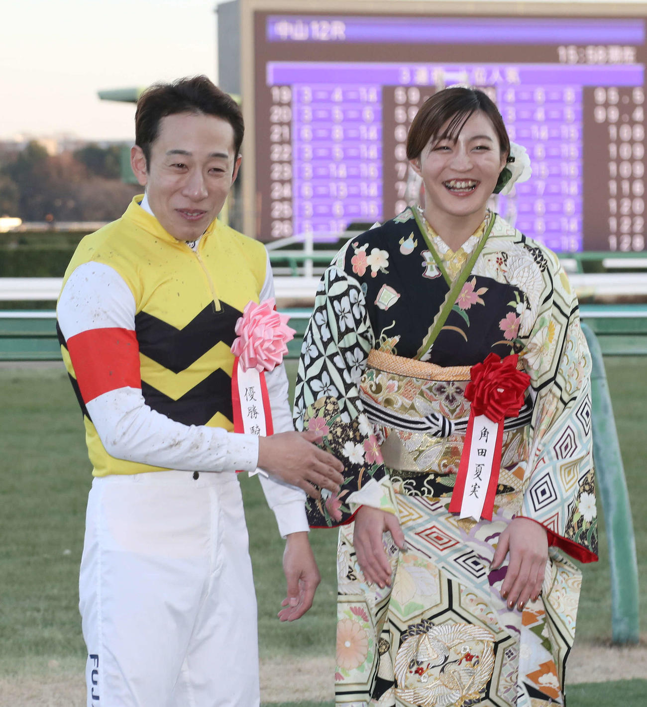 カメラマンからの藤岡佑騎手に巴投げをのリクエストに笑い転げる角田夏実さん（撮影・丹羽敏通）